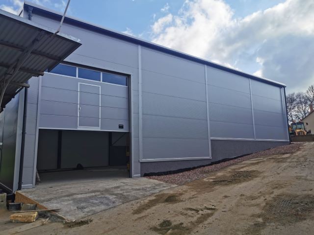 2 skladové oblúkové haly v Záluží u Hořovic, okr. Beroun